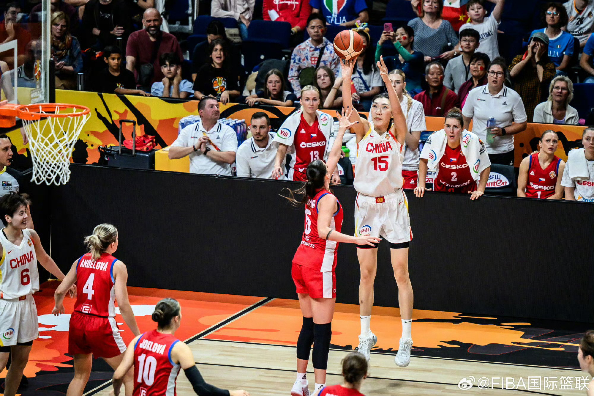中国女篮vs捷克女篮常规时间64-64，加时赛来了！常规时间失误太多了，我们打得