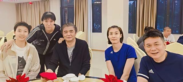 排坛五位大佬聚一起了，袁心玥一眼认出，其他人脸熟但名字卡壳。穿花衬衫那位像从《狂