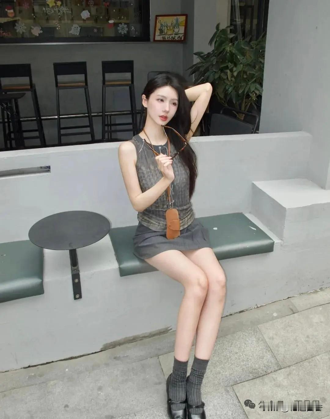 时尚穿搭指南，复古墨镜+皮质小包，尽显都市魅力！👗👠👜