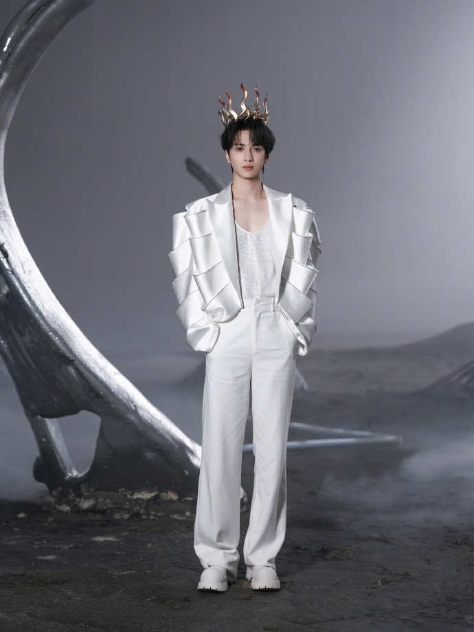 严浩翔火焰皇冠严浩翔华服鎏金皇冠剧照 严浩翔华服鎏金皇冠剧照，是火焰皇冠，满分帅