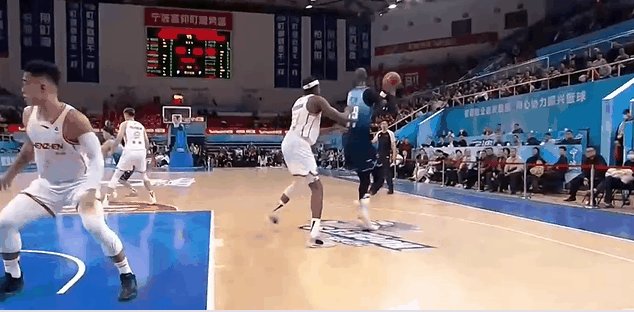 法尔扣篮完全拦不住，这身高太无解了



法尔篮下无人能敌，身高臂展摆在那里，轻