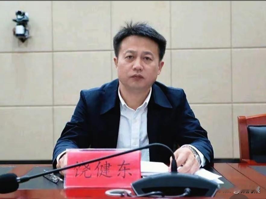 饶健东，今天52岁，江西九江市人，江西省委党校研究生学历。96年参加工作，在江西