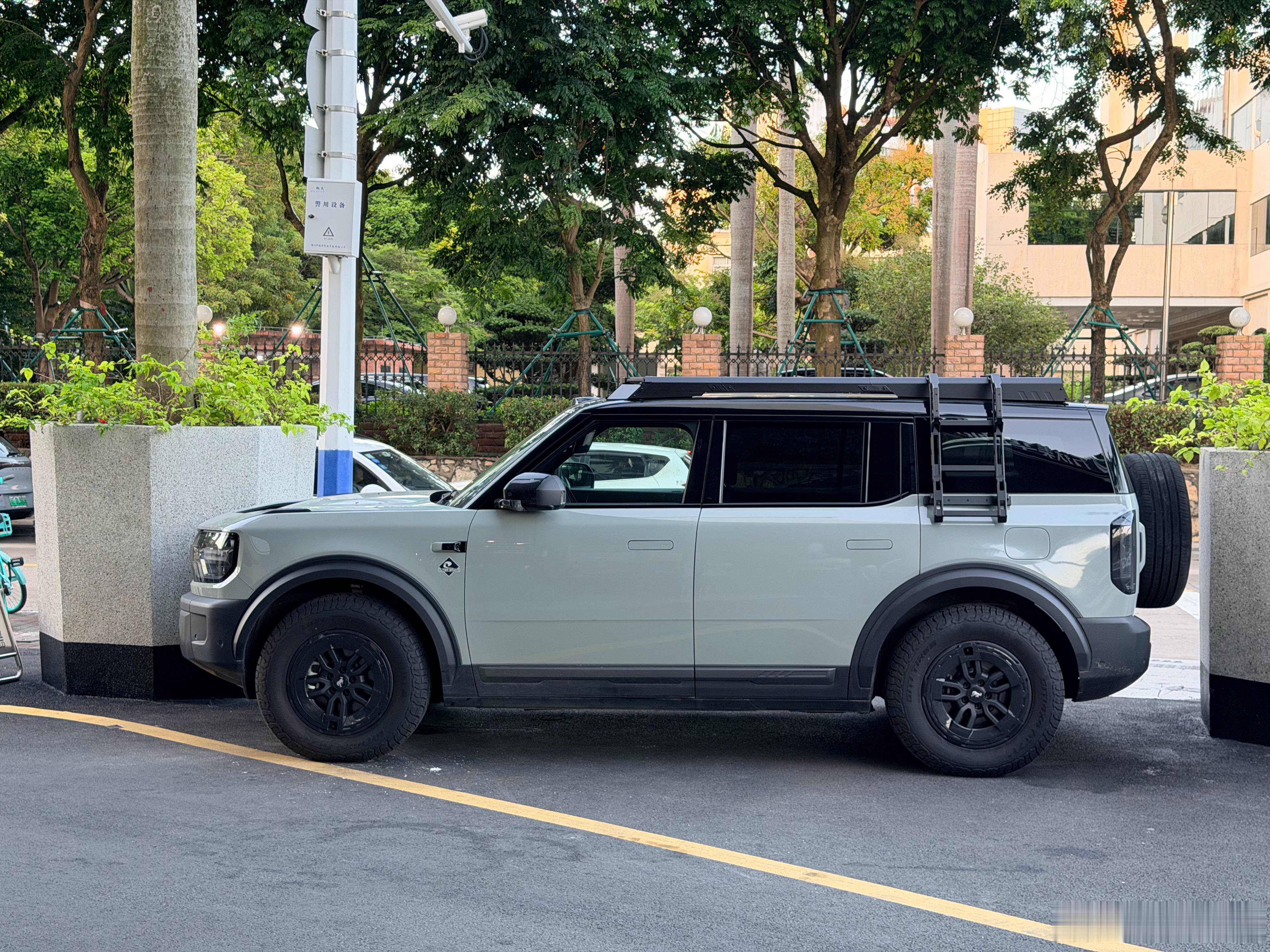 这个 Bronco 一看就不如那个 Bronco 啊，都不用研究，大眼一看就知道