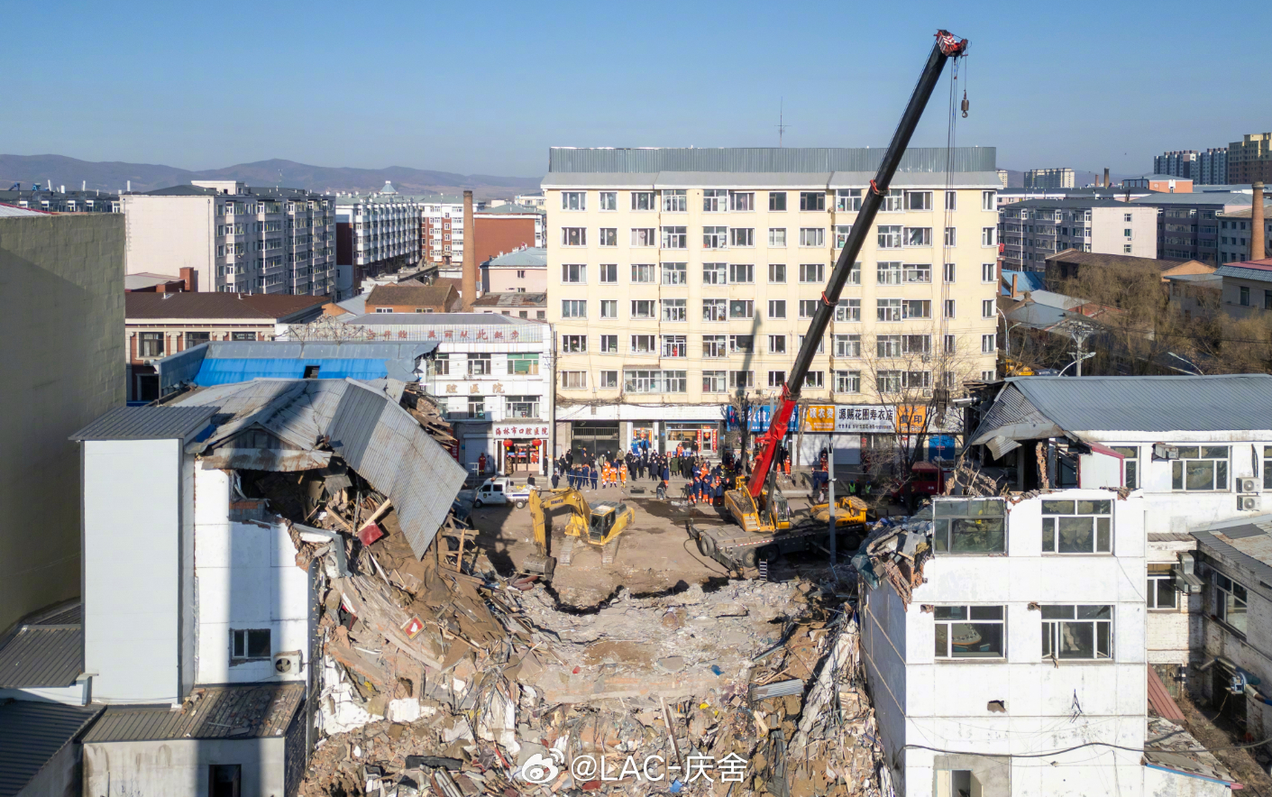 黑龙江海林楼房坍塌致7死  愿逝者安息看图片中是老旧建筑，猜测是年久失修让墙体老