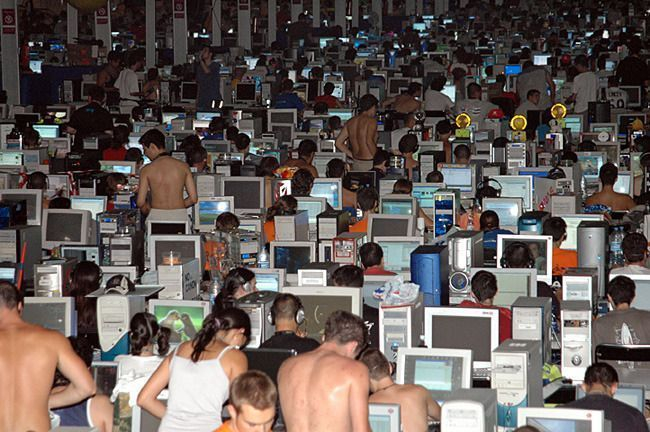 这是西班牙瓦伦西亚2005年的大型 LAN Party（局域网联机派对）2000