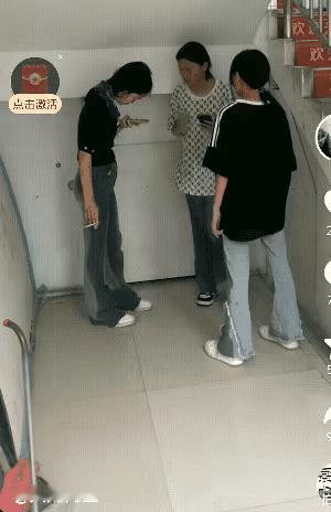 这样的孩子能做个好媳妇鬼都不信。
这几个小女孩躲在这里抽烟，她们不懂得抽烟有害健