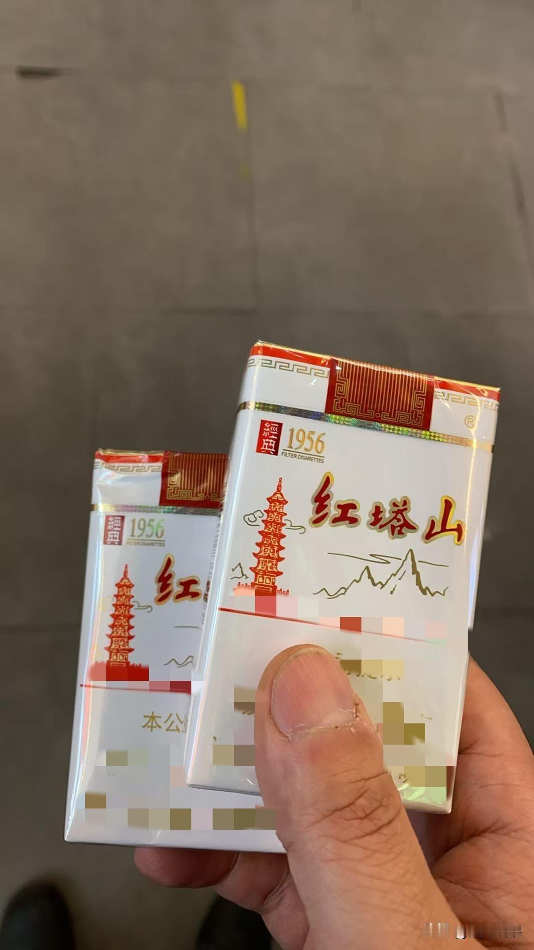 去某个商场 B1 层的大型超市入口处，看到有这款口粮售卖，果断拿下两包。
它火的