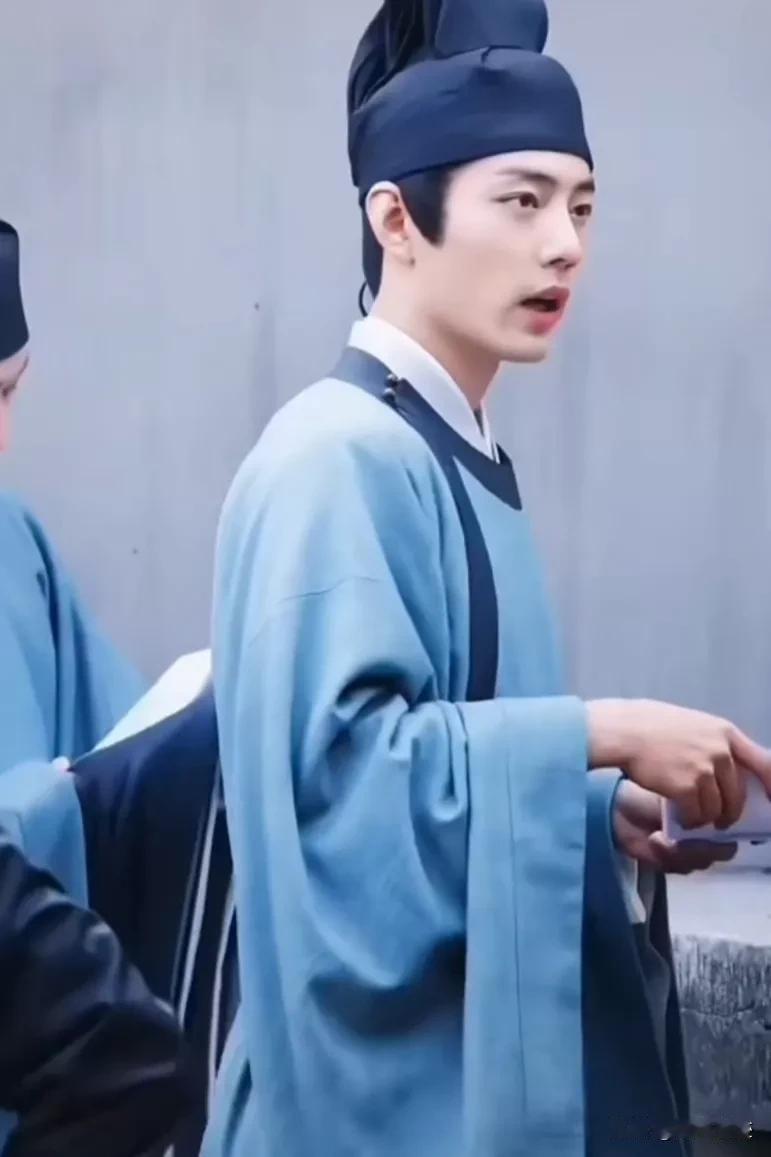 春日游，杏花吹满头。陌上谁家年少，足风流。
妾拟将身嫁与，一生休。纵被无情弃，不