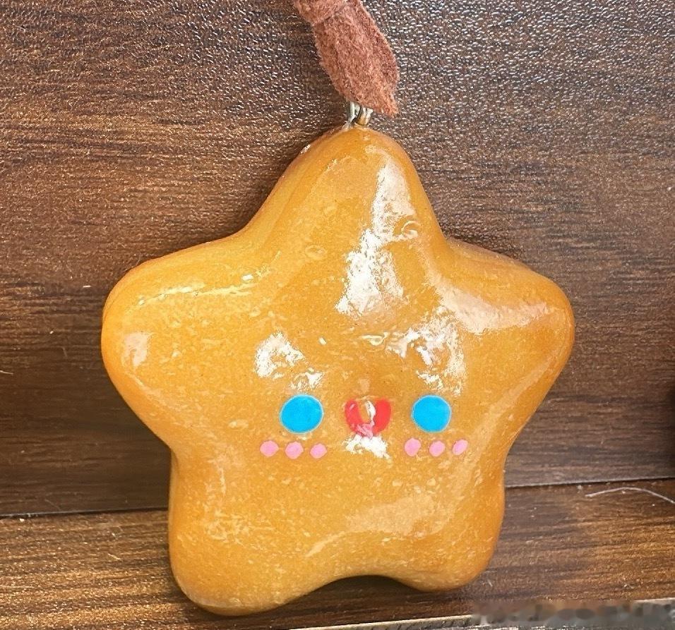 大概追星女就是这样，走到哪里看到相关的都能联想到家产并且还一直不停的拍拍拍
