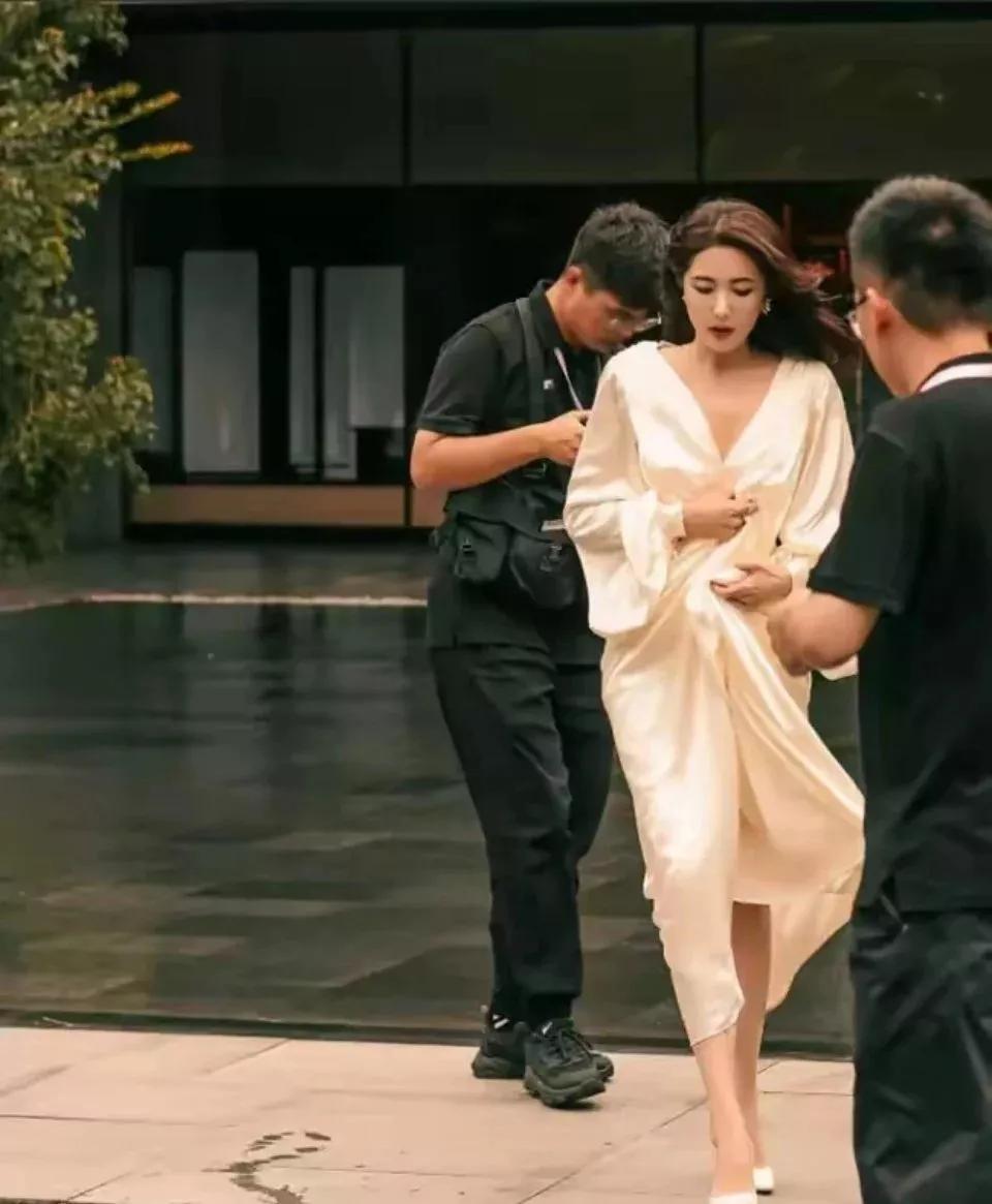 《她就是保剑锋口中的：中戏两百年一遇大美女》
 
她就是保剑锋口中的：中戏两百年