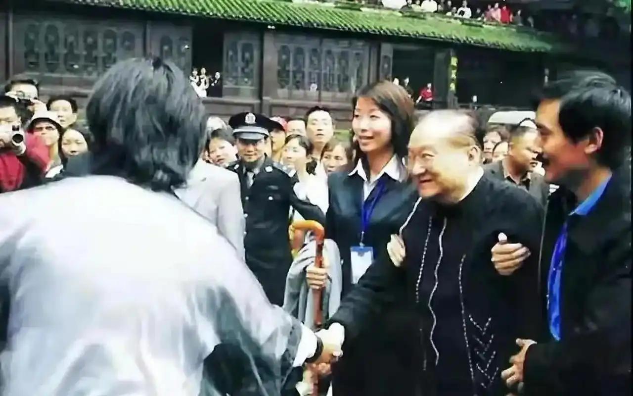 2003年，金庸想去探访青城山，却被严词拒绝，禁止他上山参拜，掌门人说：“青城山