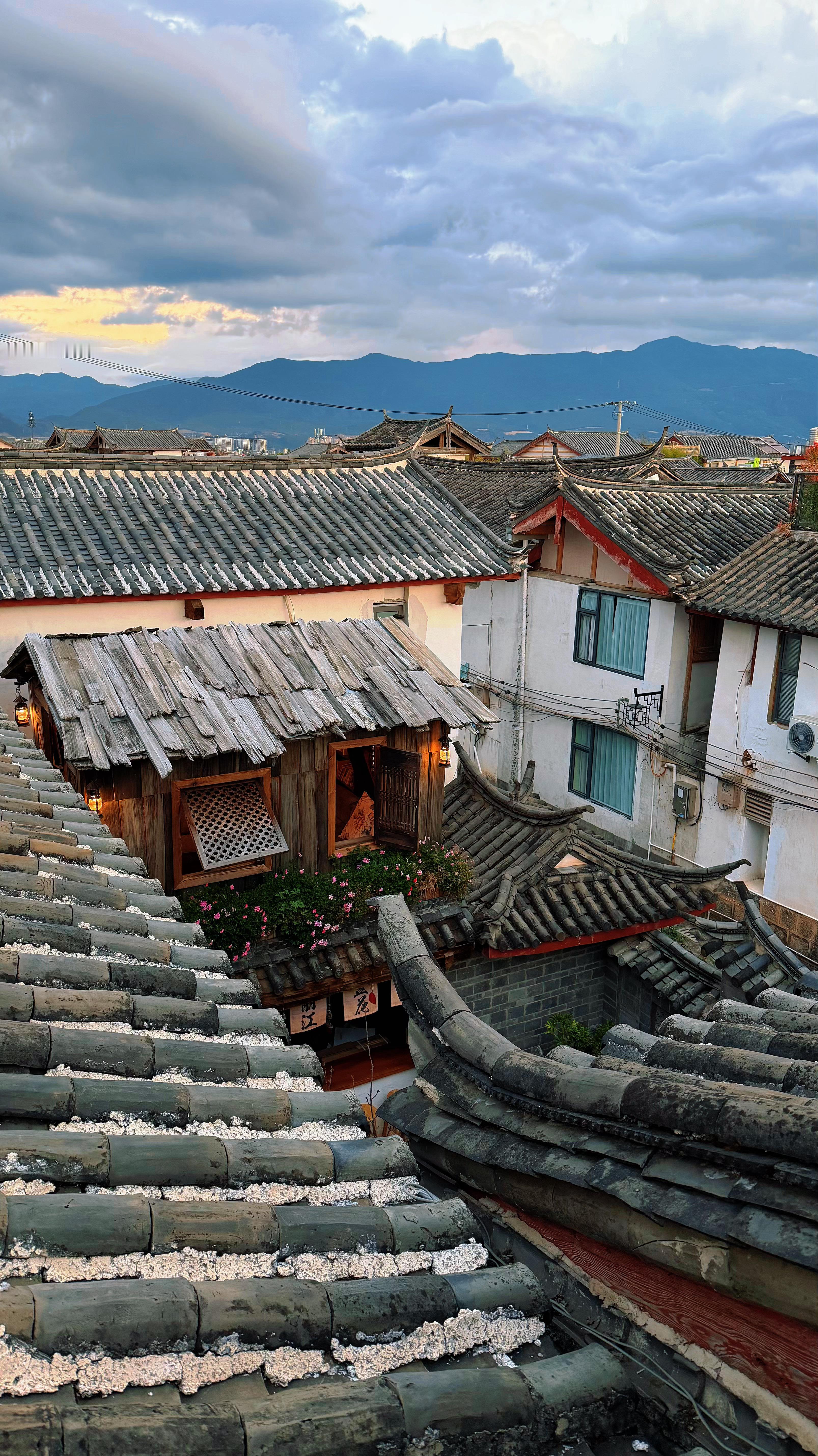 丽江古城烟火漫过青石板，豆花民宿守在街巷的静处。推门是巷陌清风，十分钟闲步便到四