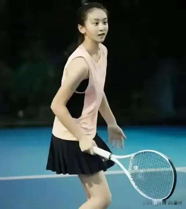 从她的身上，你是否看到了郑钦文的影子？
她的身材高挑，身长腿长，确实是打网球的好