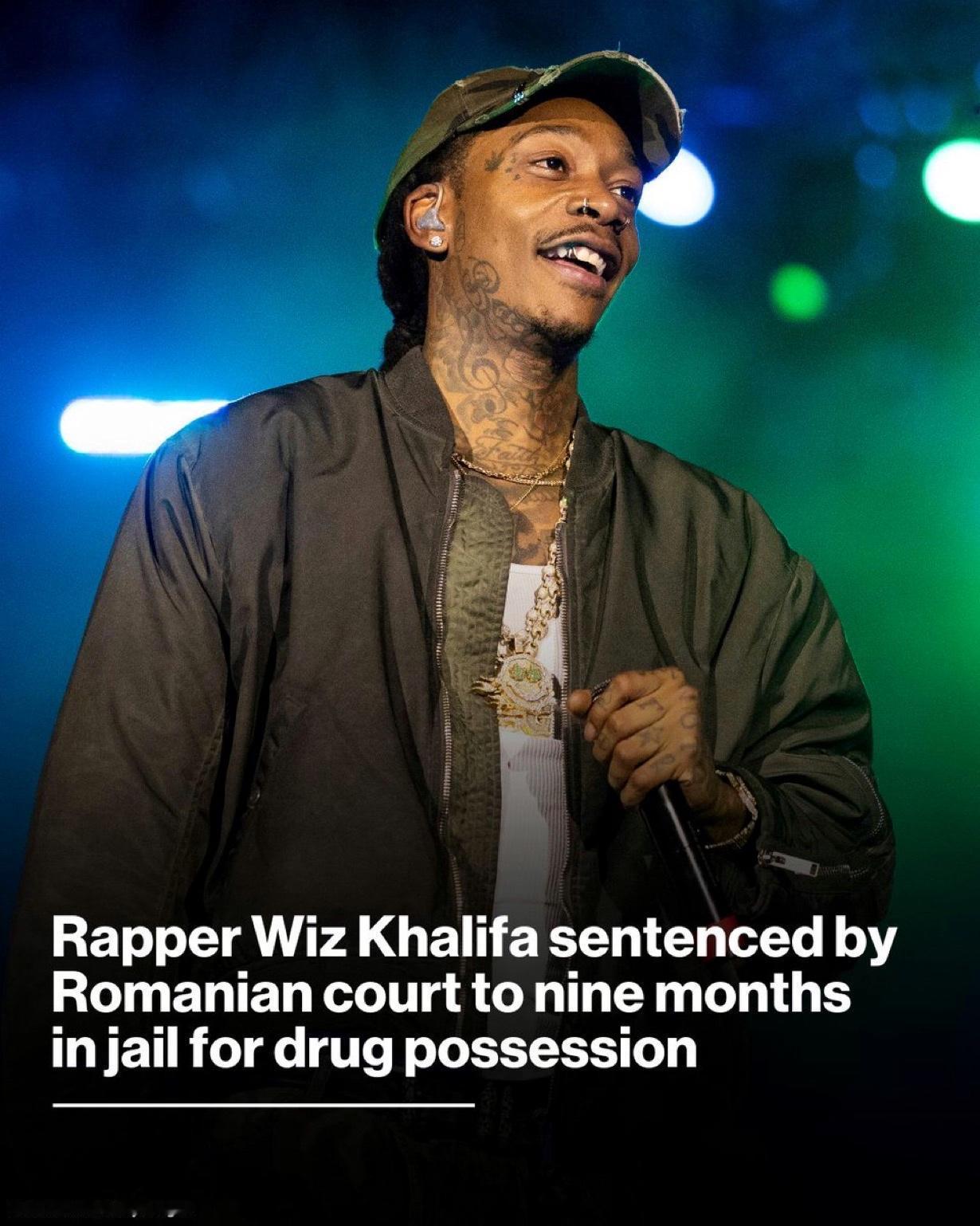 当地时间周四，美国说唱歌手Wiz Khalifa因持有毒品被罗马尼亚法院判处九个