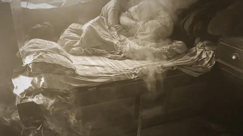 男子卧床吸烟与87岁母亲葬身火海 北京大兴这起悲剧太让人痛心了。66岁大爷卧床抽