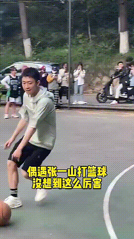 张一山在野球场上打篮球，看上去水平不错啊，还是左撇子呢。
怎么说呢，比周杰伦强，