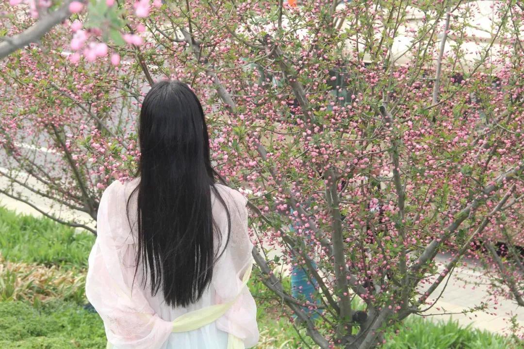 上联：寒泉深百尺，夏末水清莹。
下联：檐下和衣憩，床前倚槛听。
上联：沉吟归隐意