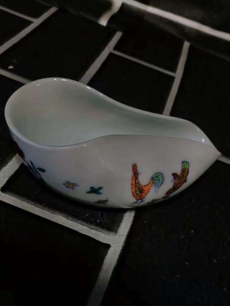 这件是斗彩鸡缸题材茶荷，把大名鼎鼎的鸡缸杯纹饰，做到茶荷器型上，茶席雅器，斗彩色