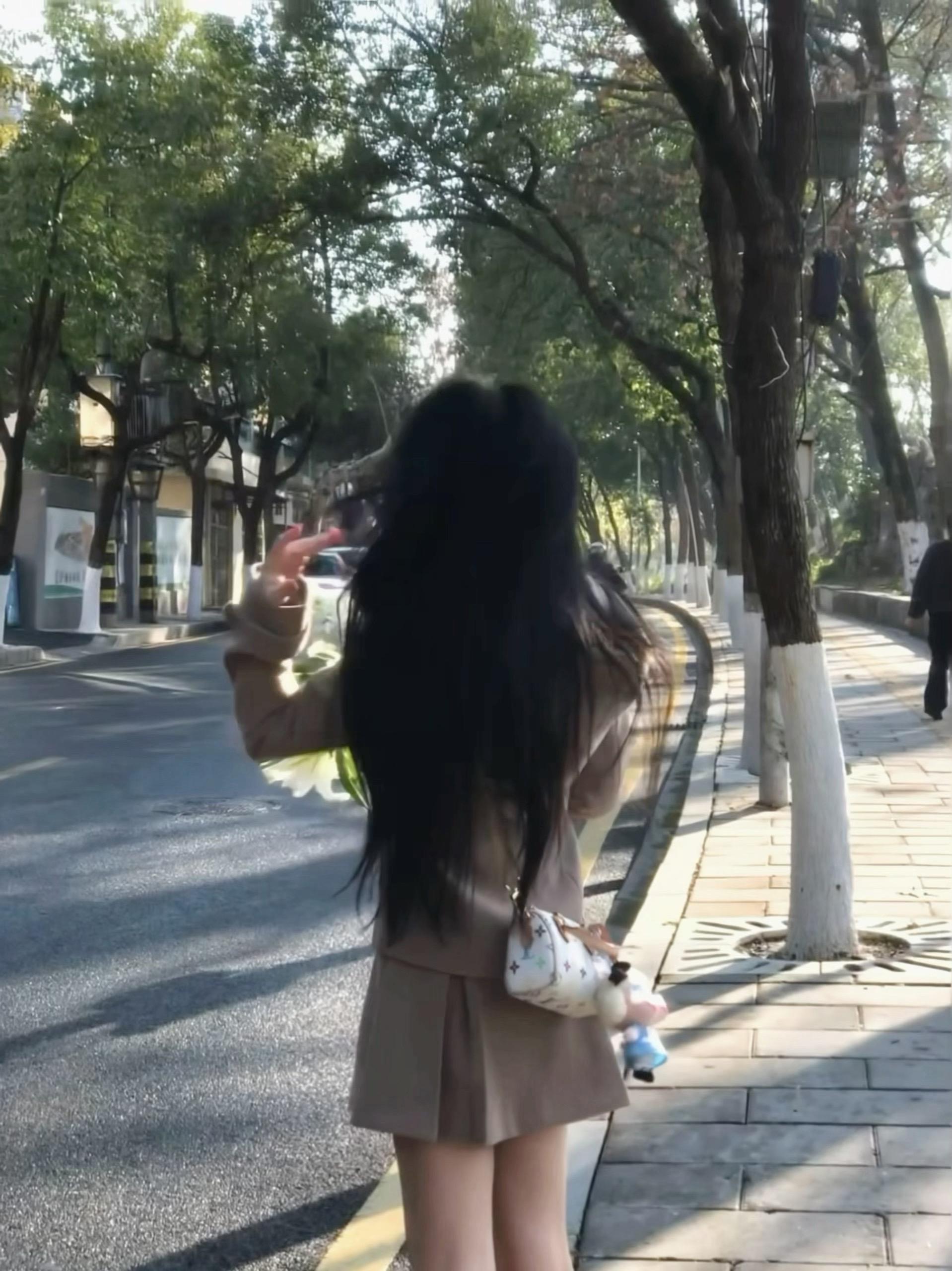 被爱就是 这个人他不审判你 在人生这个巨大的游乐场里 他希望你自由自在 玩的开心