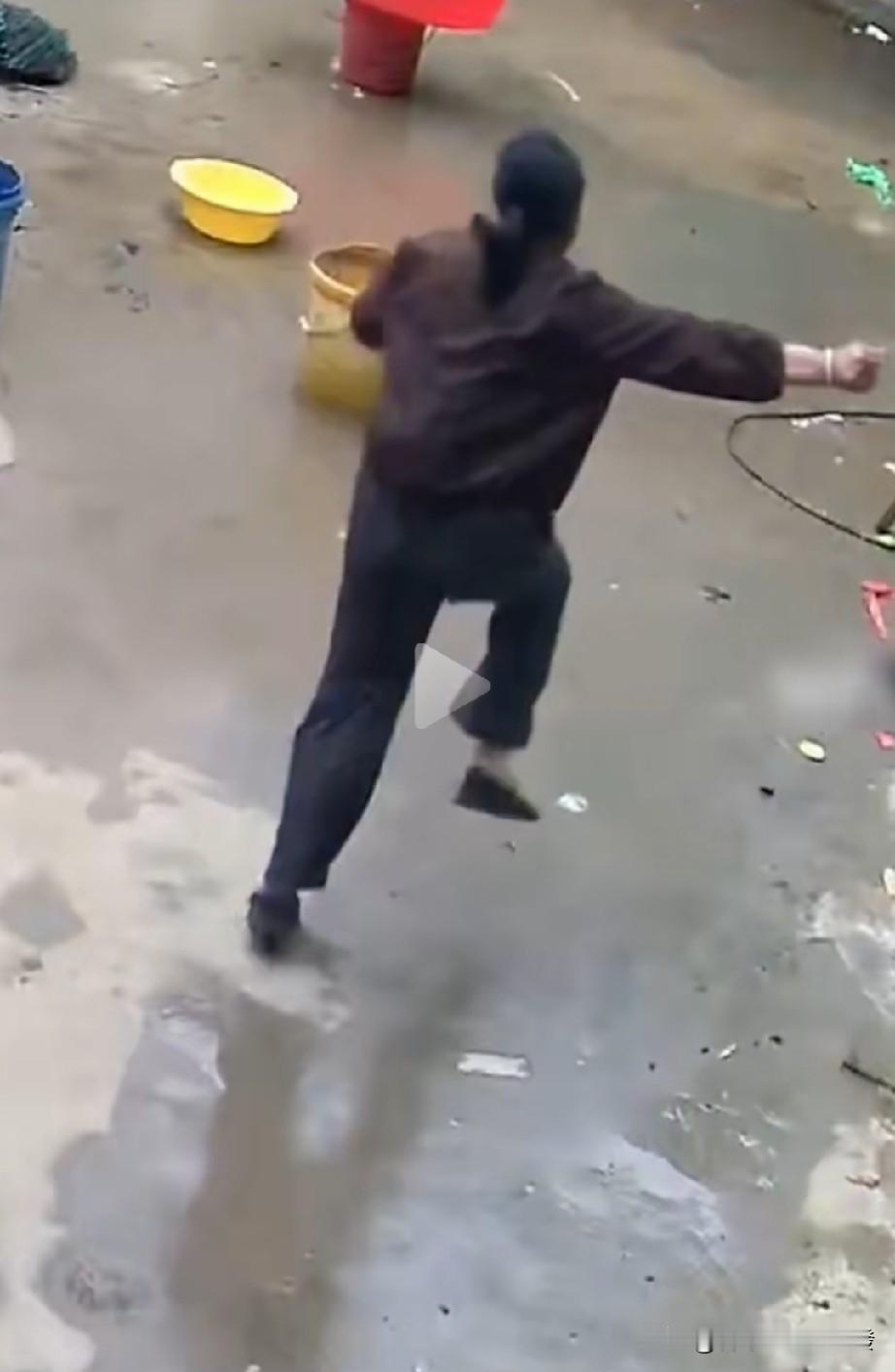 女子回家，

突然看到自家院里

有

一条蛇，吓得撒腿就往外跑，

而且边跑边
