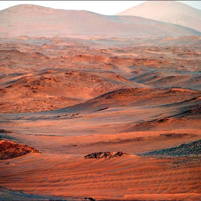 这也太像地球了2025年8月31日，在杰泽罗陨石坑运行的“毅力号”火星探测器拍摄