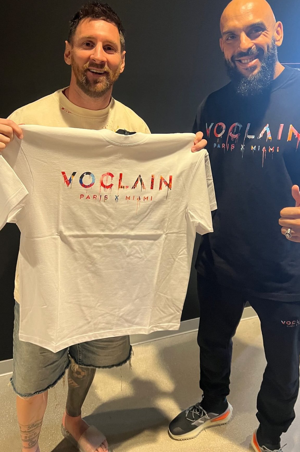 梅西展示亚辛个人品牌T恤[doge]#梅西[超话]# ​​​