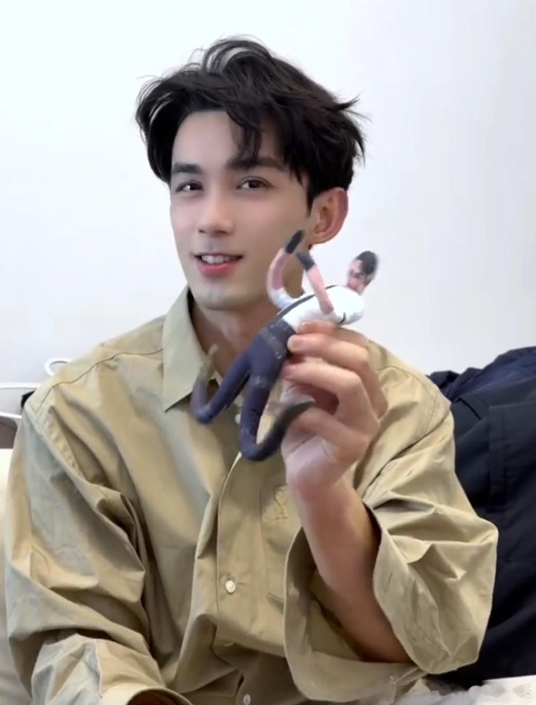 当吴磊收到自己的老鼠干吴磊这波也太接地气了，造型又野又有梗，随手一拍都笑点拉满，