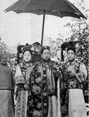 李莲英有个妹妹长得十分漂亮，当时刚刚十五六岁，还没有嫁人。李莲英数次在慈禧太后夸