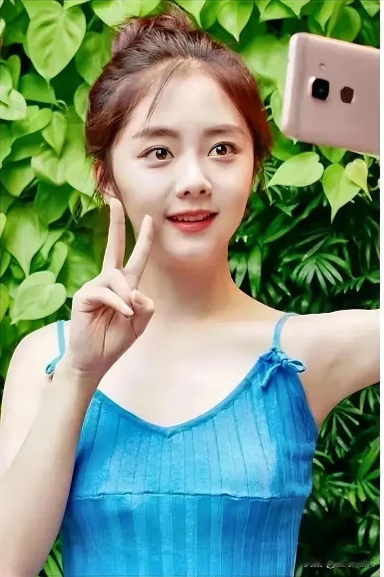 谭松韵实在是太美了，脸蛋圆圆的，眼睛大大的，鼻梁高高的，模样小巧玲珑，特别招人喜