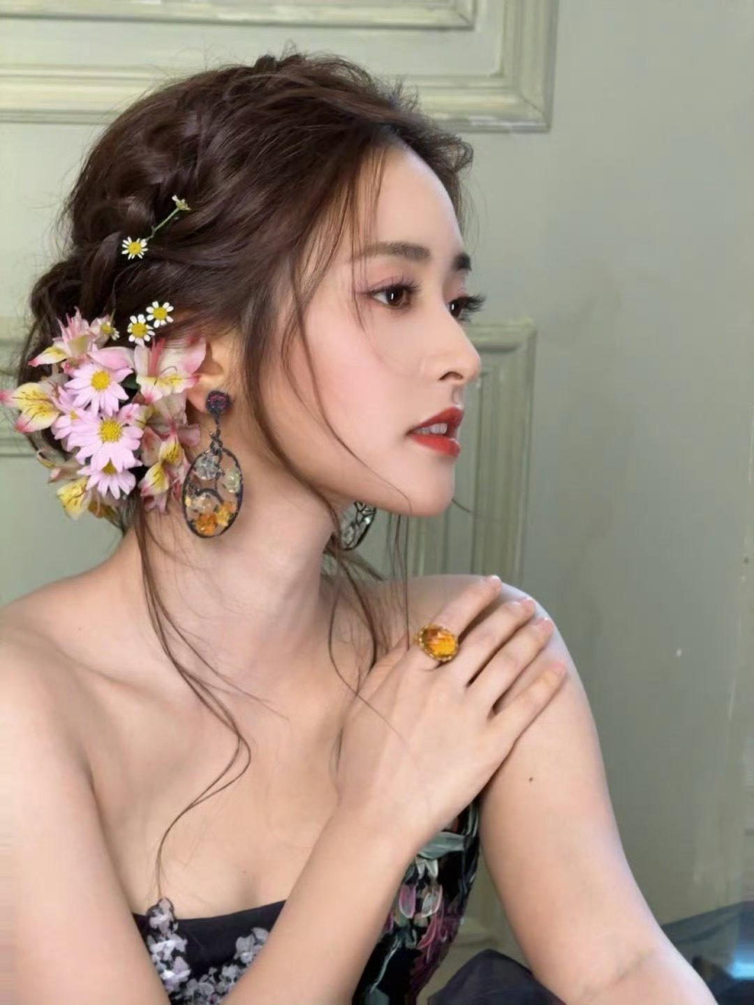 沈月油画里的少女月子完全在闪闪发光 
