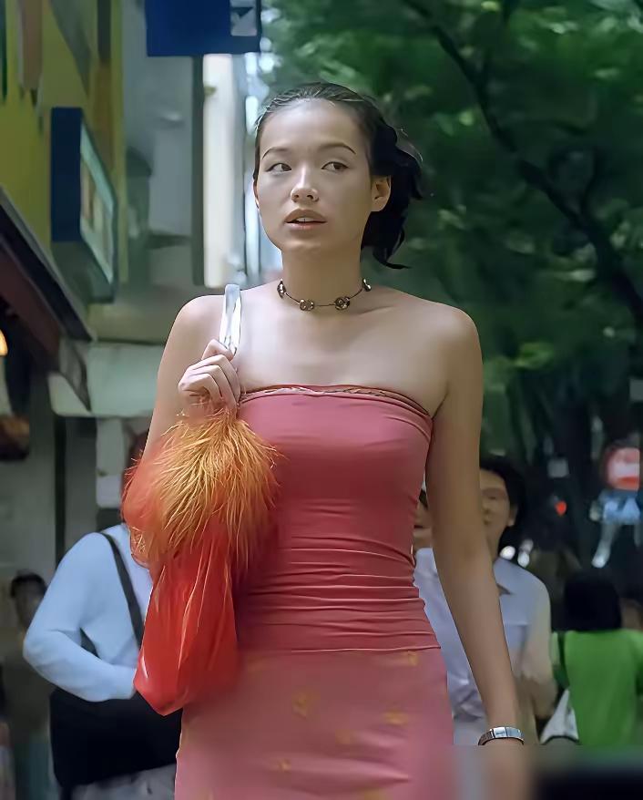 冯小刚说过，舒淇是他合作过最好的演员。

他骂过网友，力挺她，得了个外号叫护舒宝