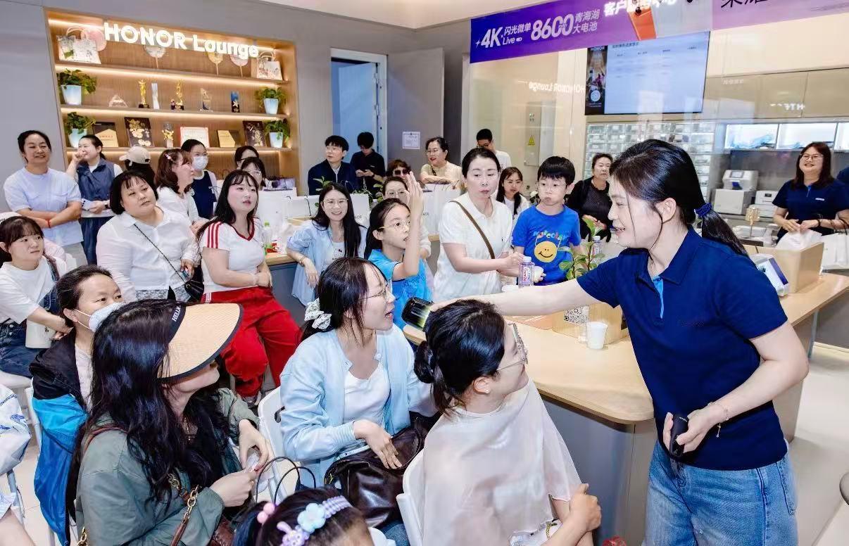 高考结束后，好多准大学生们到线下门店选购入学数码装备。荣耀600系列太火了。 