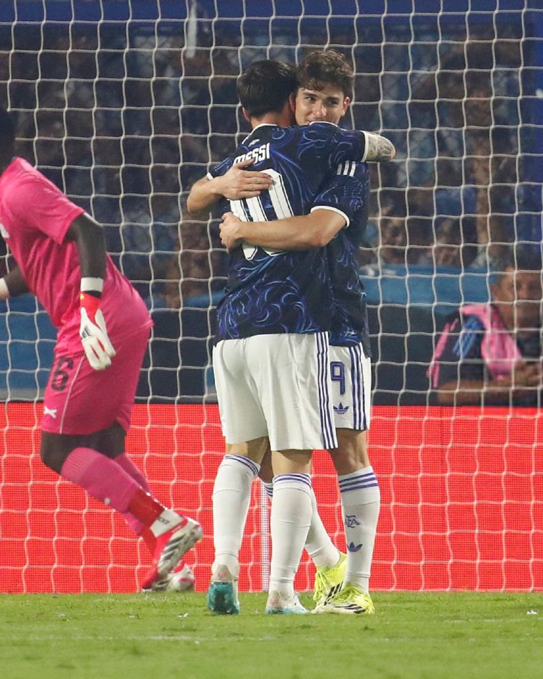 上半场战罢，梅西传射建功，阿根廷2比0赞比亚 怎么评价上半场的比赛？梅西破门