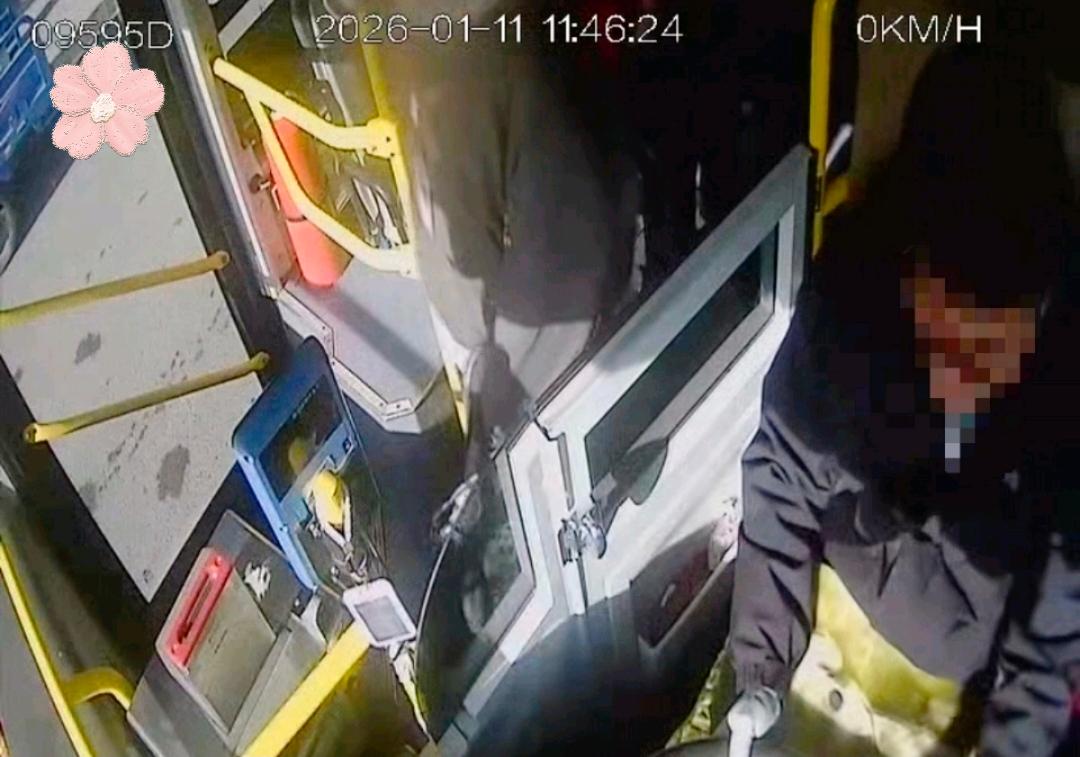 16岁娃公交车前门下车被拒，就轻声骂了句，被公交司机追着打，家长心疼到崩溃，警方