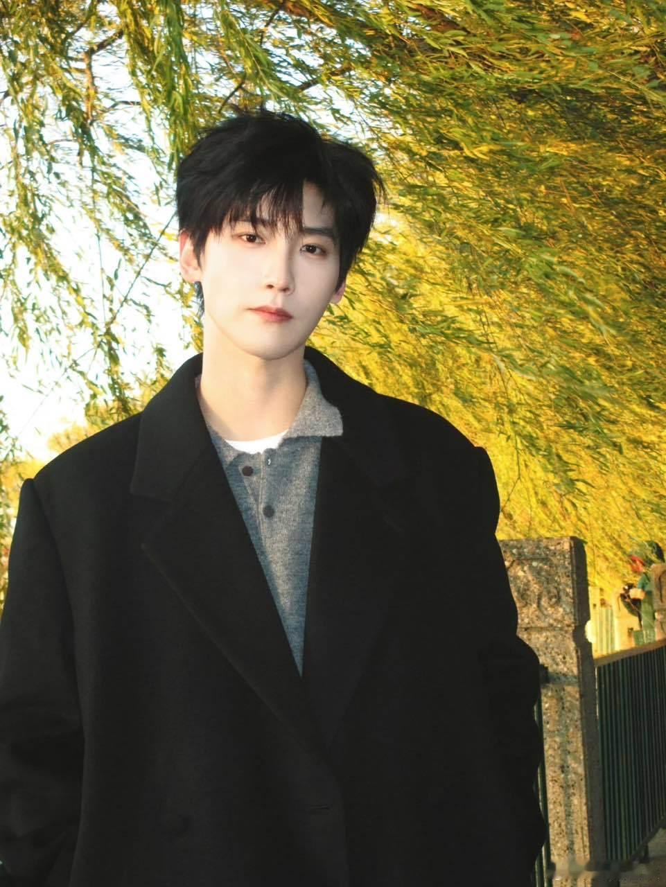 邢昭林机场被挤摔倒 谁看了不气啊！私生围堵邢昭林直接把人挤倒，怼脸拍毫无边界感 