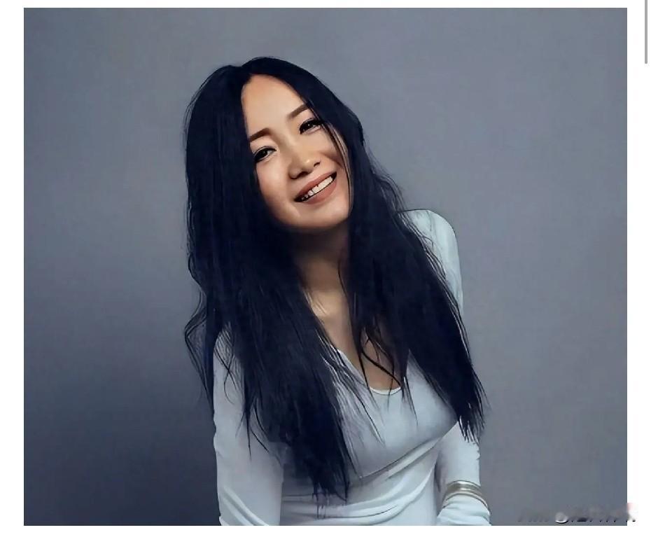 五登春晚的“草原摇滚女王”斯琴格日乐，被恩师臧天朔捧红后同居怀孕，却发现对方已婚