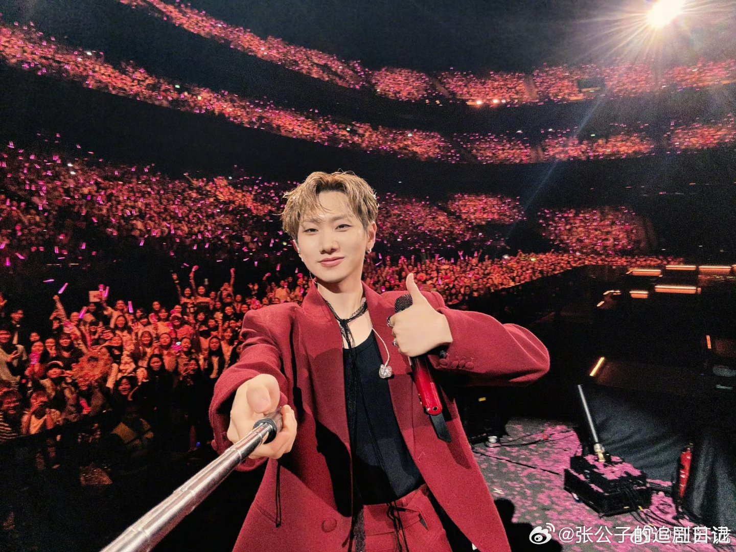 汪苏泷在演唱会上抱了妈妈聚光灯下不搞煽情，直接用拥抱表达爱意，真诚又接地气，舞台