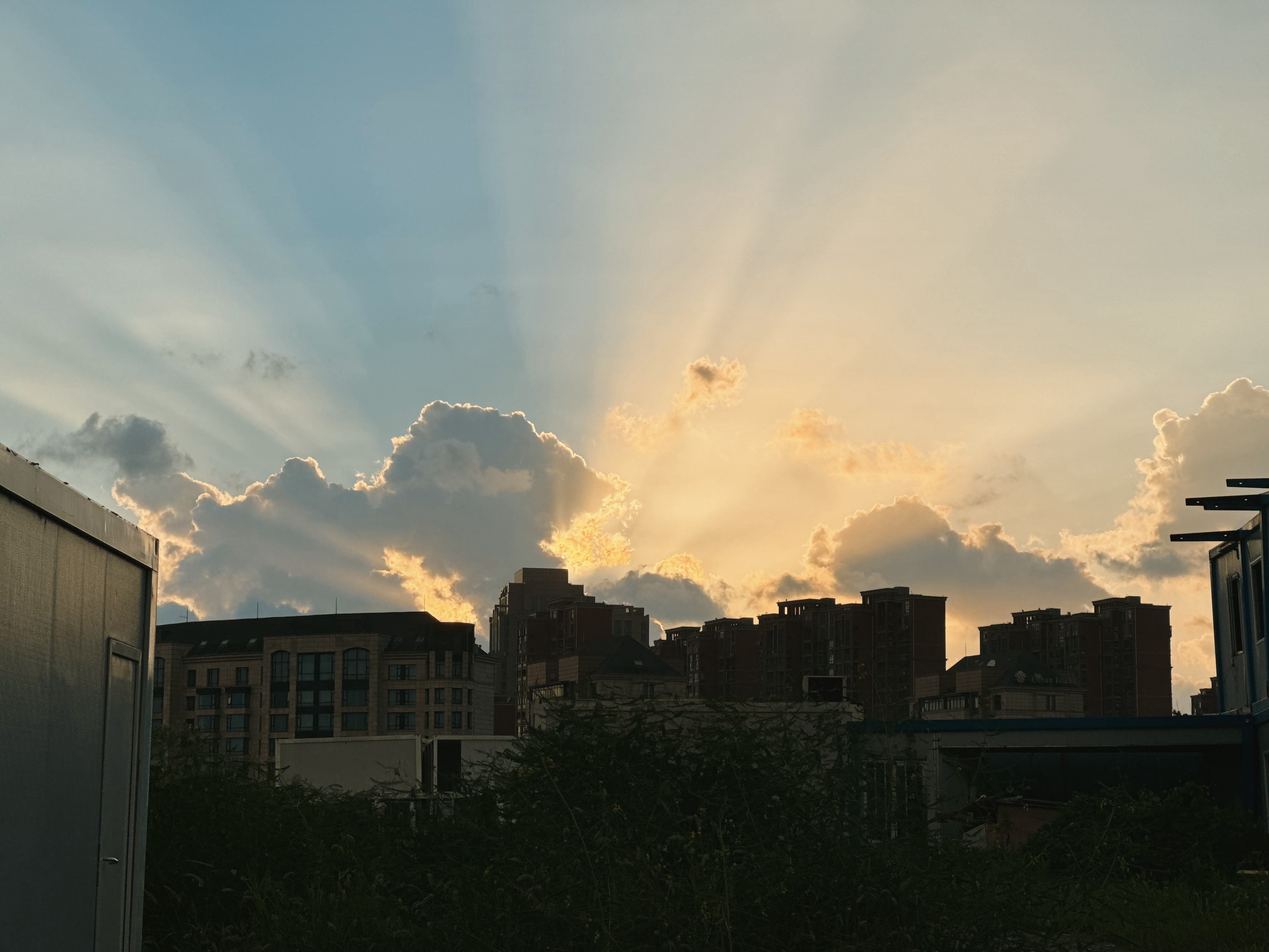 现在发孙和景的什么内容，都会有很多流量，但是我对孙这个人生理性厌恶。这事情背后不