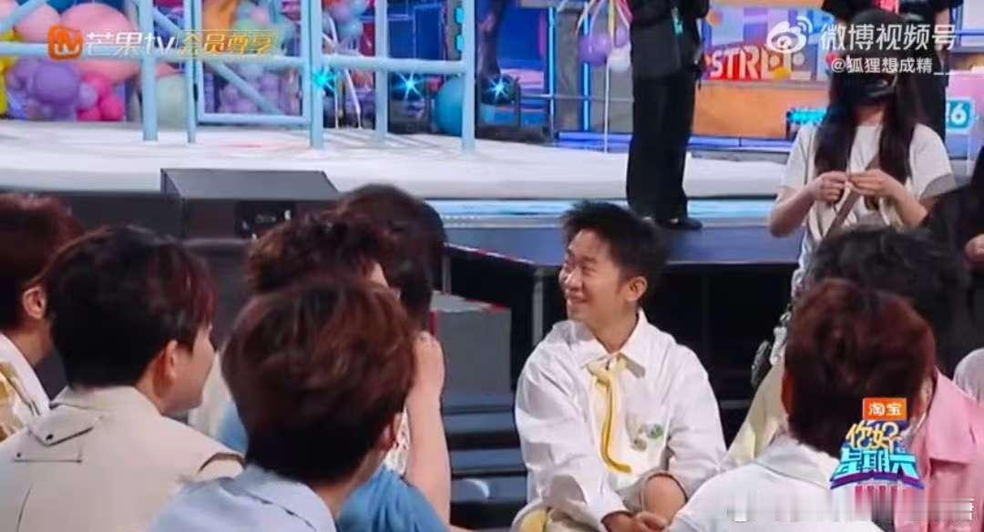 何炅对着丁程鑫说哥哥来了你好星期六 何老师这声“哥哥来了”简直是氛围感神器！一句