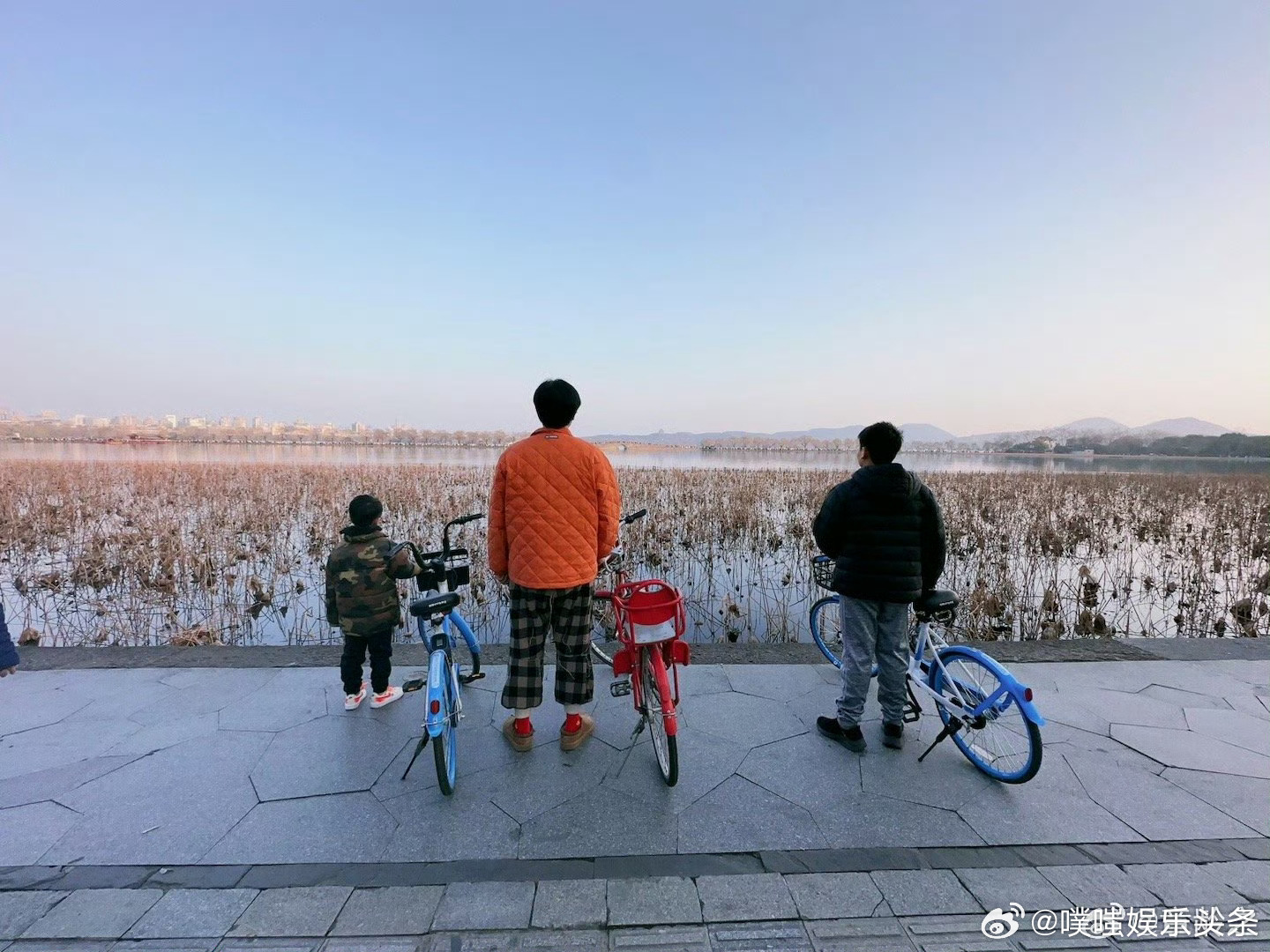 陈龙小儿子随母姓陈龙小儿子叫章纪晨没有大男子主义，懂得换位思考，把传承分给妻子一