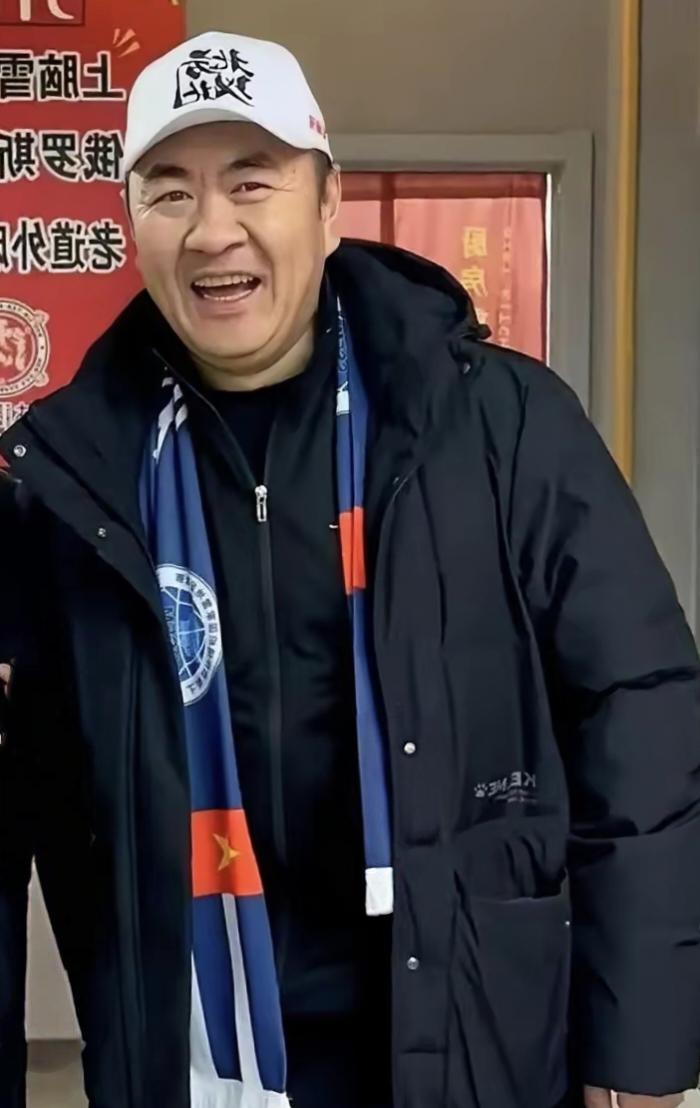 哈尔滨冰雪大世界这事儿太戳人了！
 
游客把专业主持人轰下台，就认那个罗圈腿、公