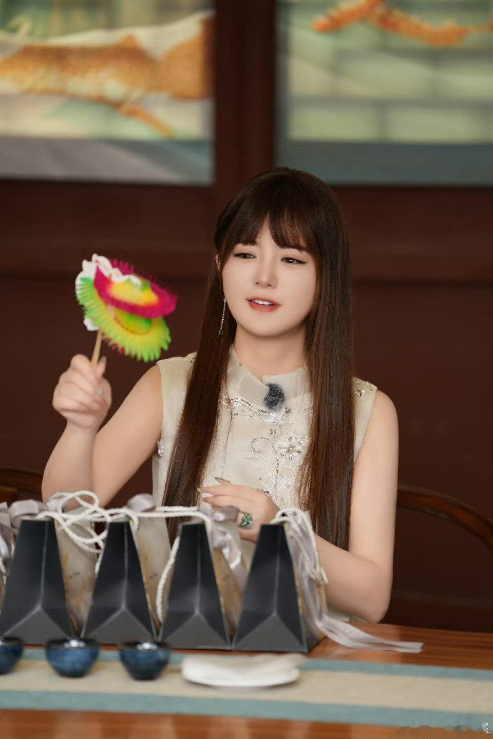 甘肃国风古韵美到失语 捡起黄河边的陶片，触碰五千年文明温度。风沙篆刻华夏纹路，每