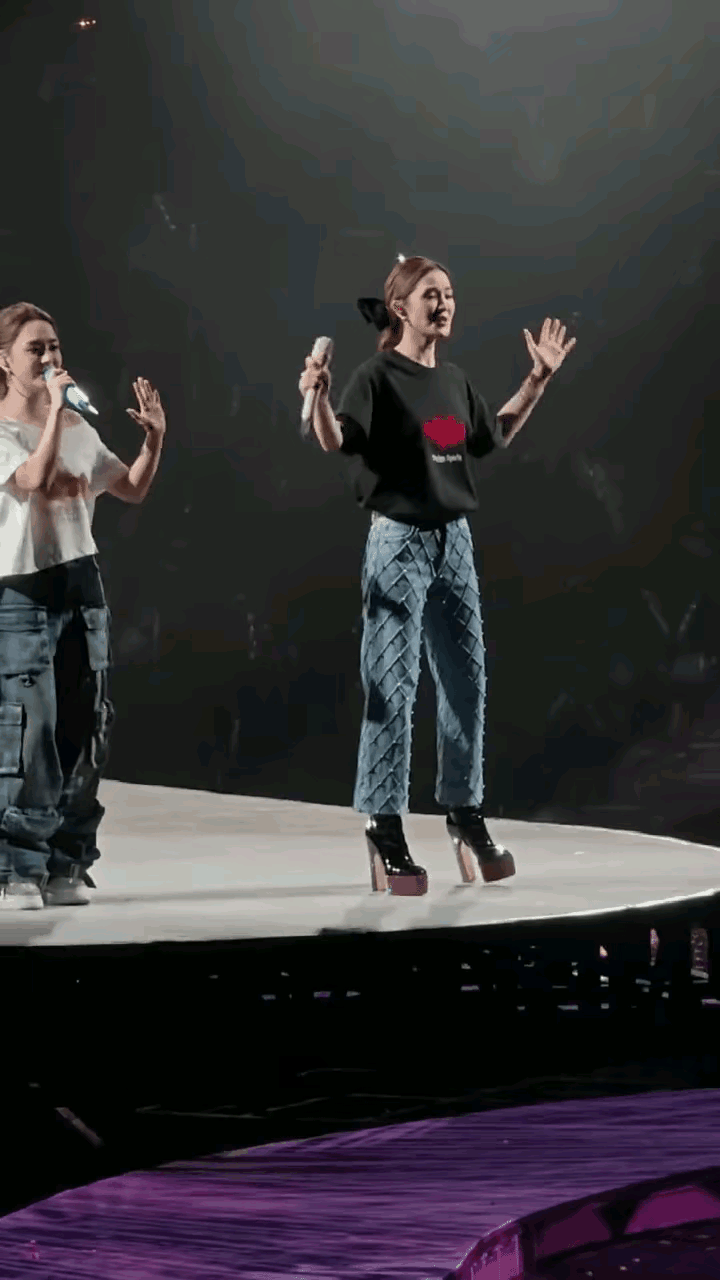 阿Sa与阿娇的演唱会虽充满热情，但鞋履选择似乎成了小插曲，让阿Sa的高跟鞋略显突