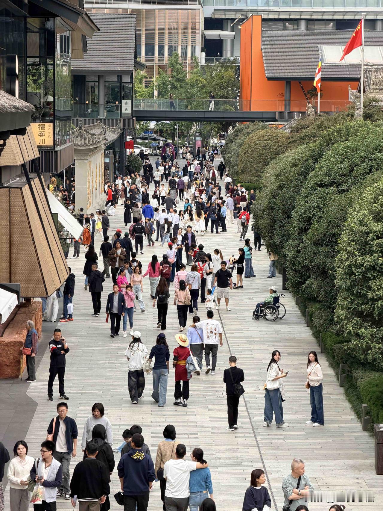 十年太古里，为啥还是让人爱到上头？

从2015到2025，成都太古里已经陪我们