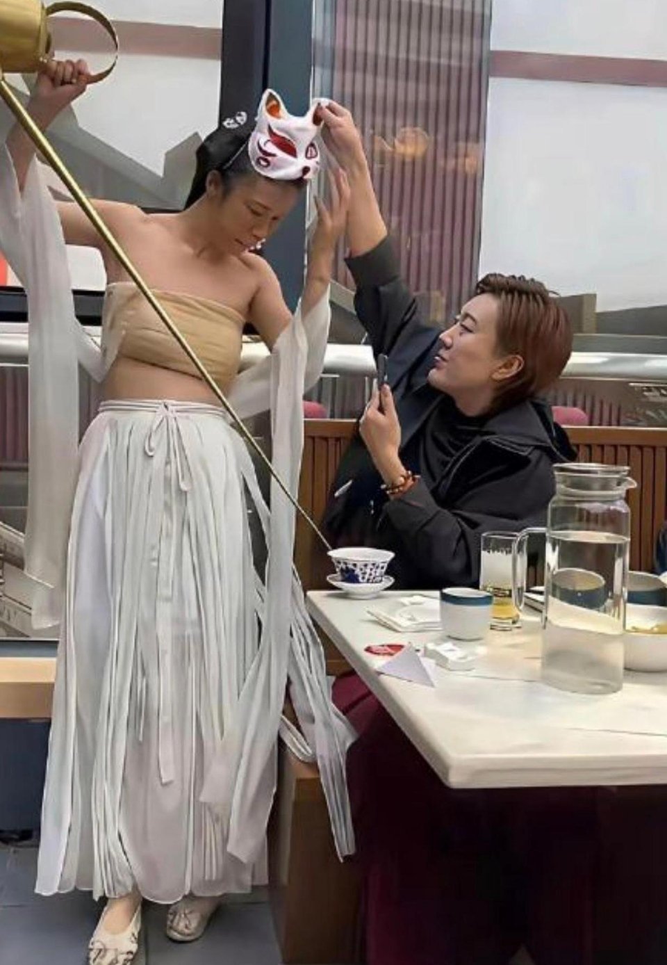 你说你非要去摘面具干嘛，这下好了吧。 