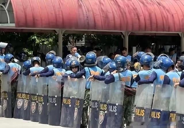 菲国警总长纳塔特斯再次放话：对前菲国警总长、现任参议员德拉罗萨，绝不手下留情。这