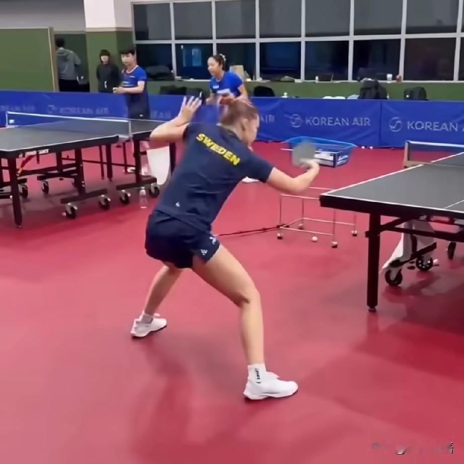 申裕斌和朱芊曦在练女双啦。
新的一年，申裕斌有了新的女双搭档朱芊曦，她们两个将会