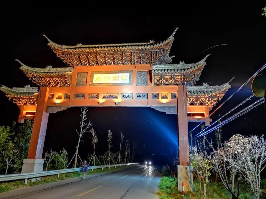 宝应县广洋湖镇白鼠村，坐落于县城东南三十公里的射阳河水网之中，这个别致的地名历来