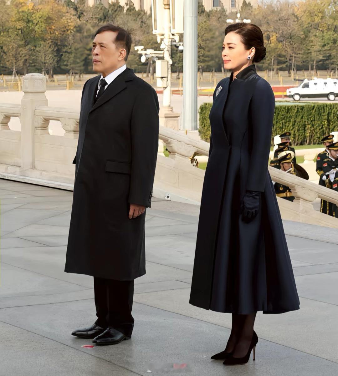 话说王后多少岁了，长的还挺年轻。倒是国王本人一副导多了的萎靡感。 