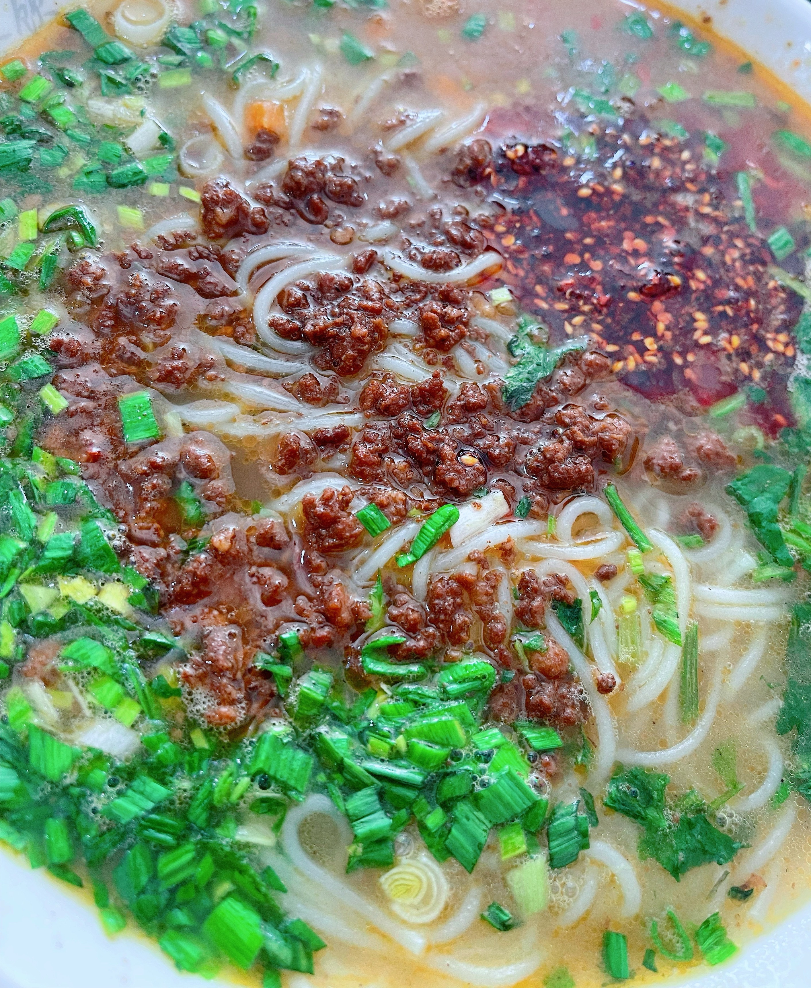 他们吃大餐去了，我带孩子出来吃徐州米线，一人一碗米线➕一瓶快乐水，可以可以